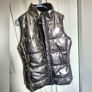 XERSION PUFFER PUFFY VEST. SILVER METALLIC BLACK FLEECE LINED INSIDE-MEDIUM